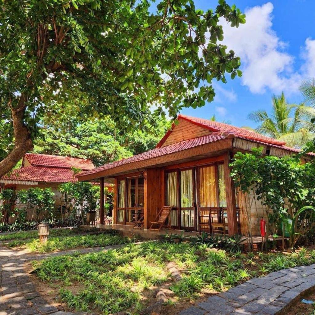 Tan Son Nhat Con Dao Resort