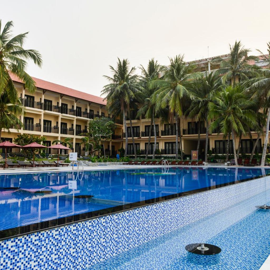 Hon Rom Central Beach Resort